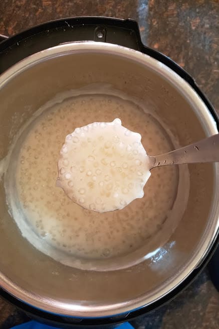 Monstrarea texturii budincii de tapioca scobită făcută în Instantpot. Această rețetă ușoară de Profusioncurry este vegană și nu conține gluten.