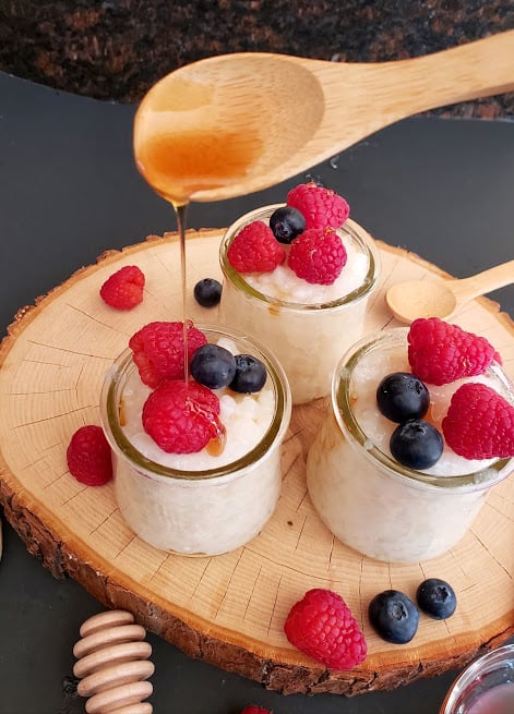 Klassischer eifreier Tapioka-Pudding, der in einzelnen Gläsern serviert und mit frischen Beeren und Ahornsirup garniert wird. Dieser vegane Tapiokapudding lässt sich ganz einfach im Instantpot zubereiten.