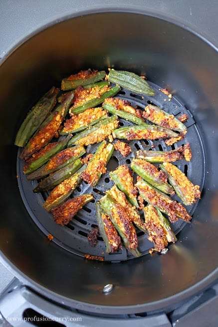 Airfryer basket with crispy okra 