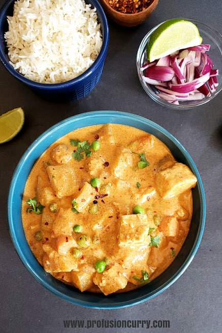 Thai Massaman Curry vacsora fehér rizzsel és lilahagymával tálalva.