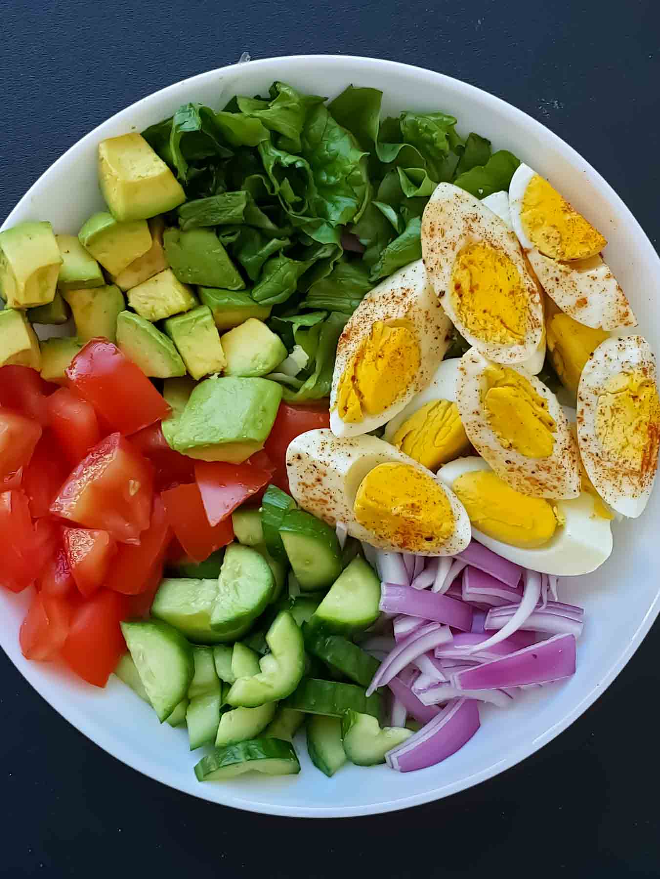 Ingredients used in gluten-free avocado salad with eggs,
