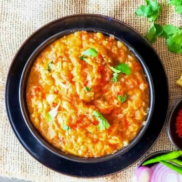 Smoky baingan bharta made in airfryer with earthy Indian spices.