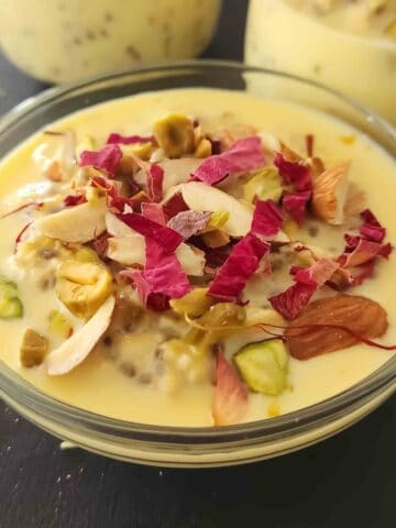 Kheer Overnight oats recipe which makes fusion overnight oats flavored with saffron, almonds, pistachio, cardamom and nutmeg.