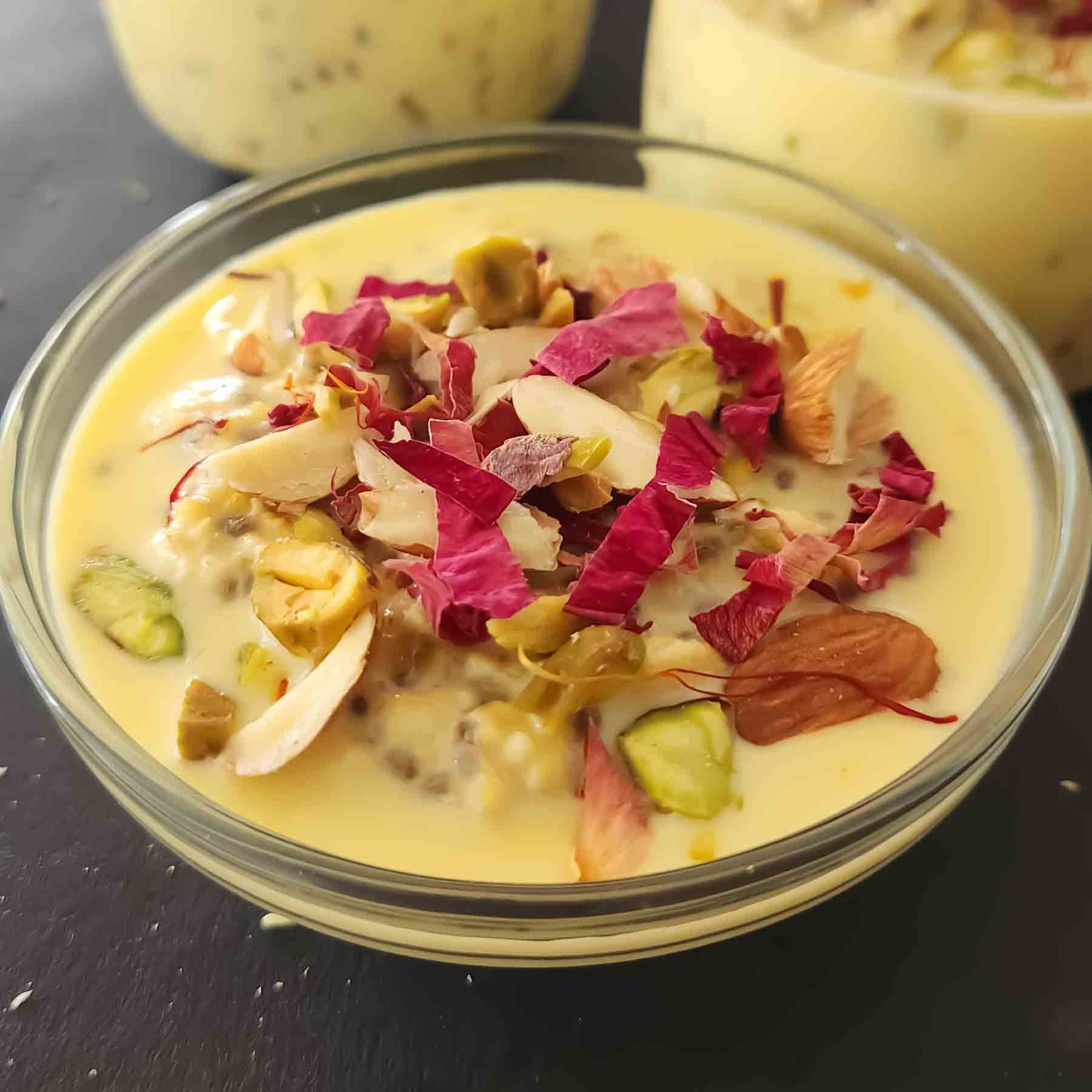 Kheer Overnight oats recipe which makes fusion overnight oats flavored with saffron, almonds, pistachio, cardamom and nutmeg.
