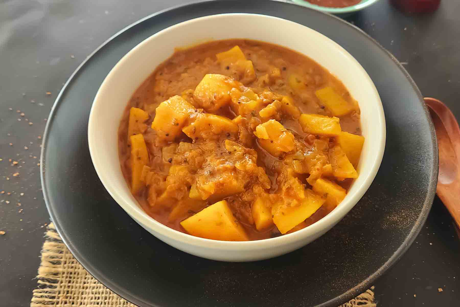 Rich and flavorful vegan vindaloo curry simmered in authentic Goan vindaloo masala.